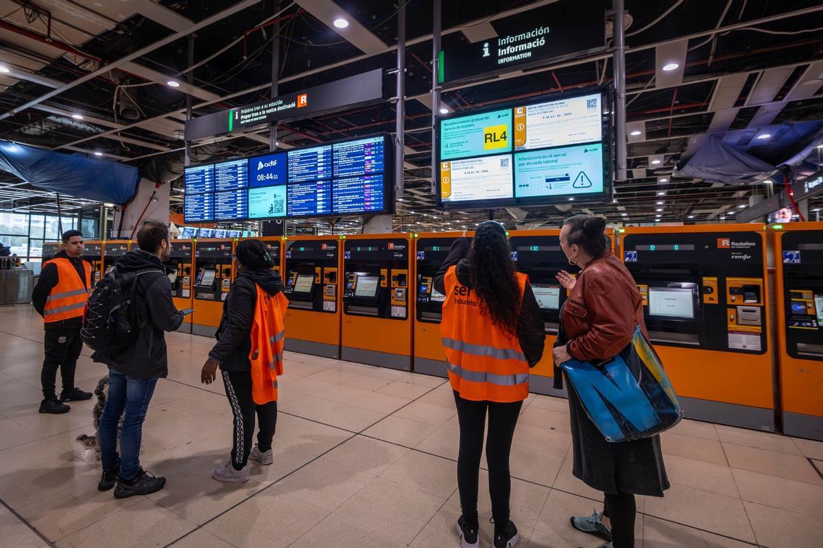Pasajeros en la estación de Sants, el día de la huelga de maquinistas