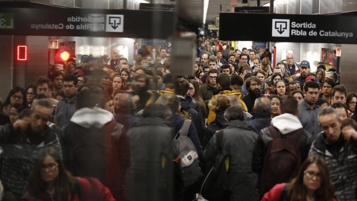 La estación de Diagonal de la L5 de metro, en hora punta durante la jornada de huelga