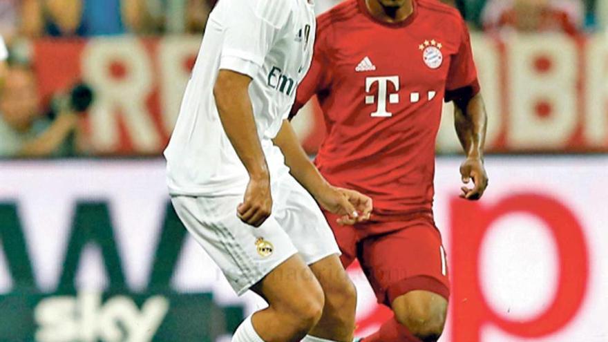 Marco Asensio conduce el balón durante el partido de ayer ante el Bayern en Múnich.
