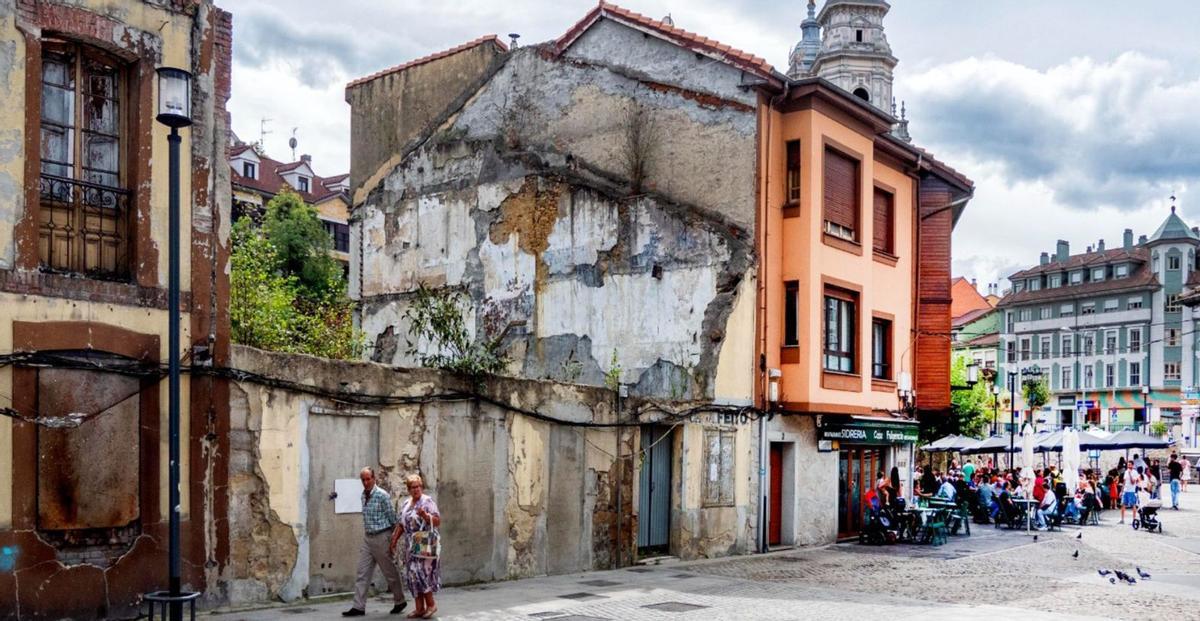 Requejo por deTrás. Interior del barrio, con los restos del antiguo almacén Casa Feito, donde se proyecto un hotel, y otra casa colindante tapiada y en ruinas. | José Ramón Viejo