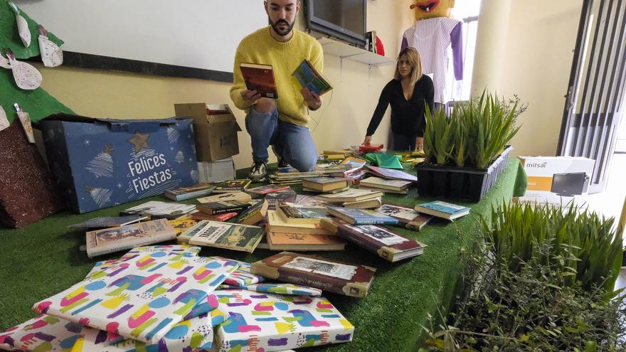 Un libro y una planta para unir al barrio de Las Mesas