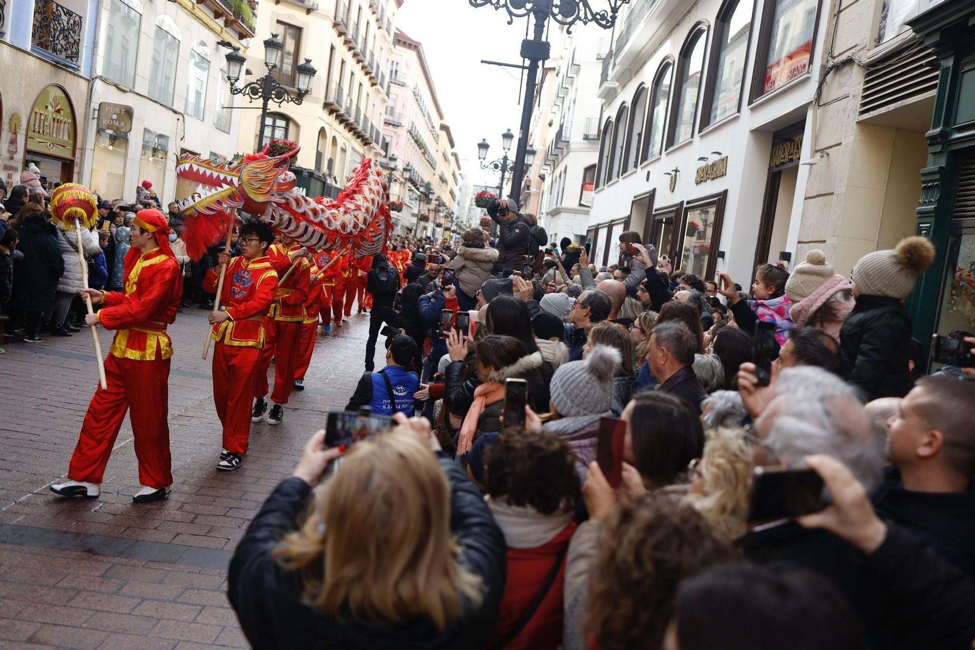 La comunidad china de Zaragoza desfila por el centro para celebrar el Año del conejo