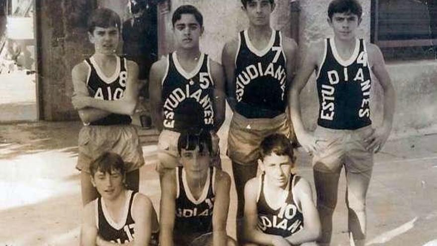 El equipo de baloncesto del instituto en 1966: de pie, José Belmar, J. Luis Valdés, Manuel Riestra y Marcos Fernández. Agachados, Juan Ramon Álvarez, Juan Luis Arbesú y Agustín Cueto.