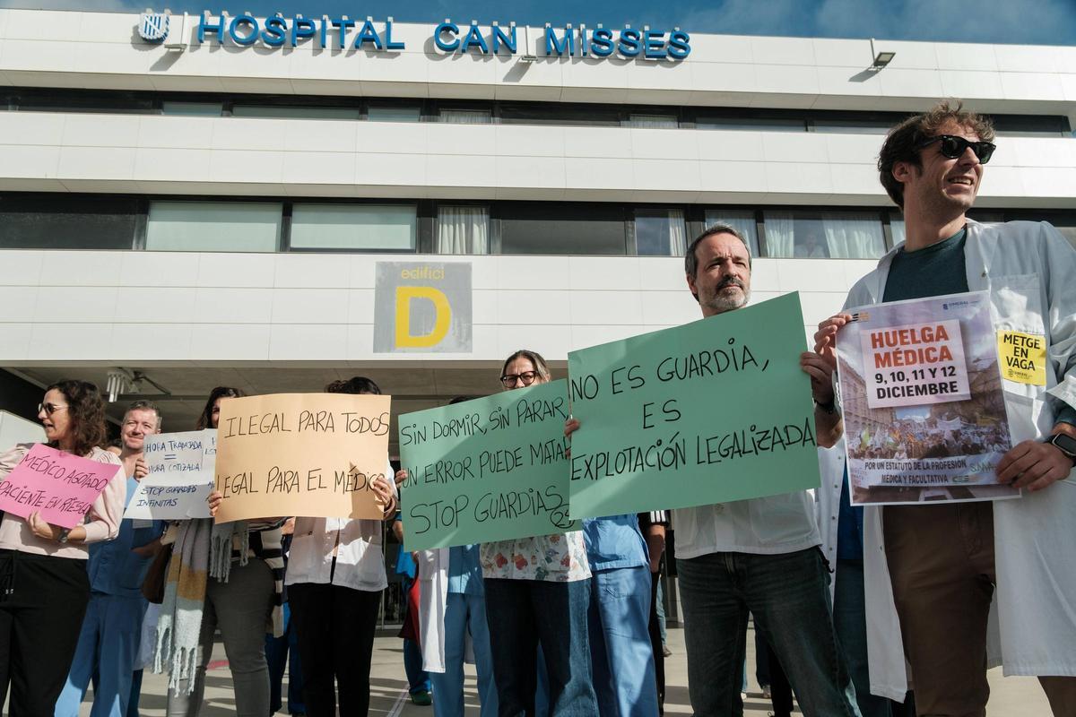 Todas las fotos de la concentración de médicos en el Hospital de Ibiza
