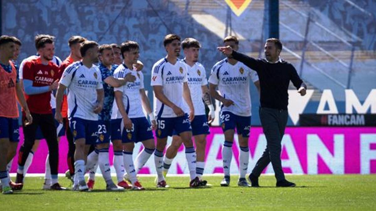 Los jugadores del Real Zaragoza, felices al final del encuentro, siguen a su líder, Gabi Fernández.