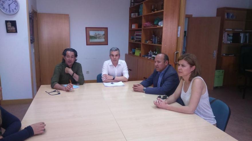 Barrios y San Damián con los representantes de la Asociación Zamorana de Esclerosis Múltiple.