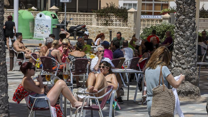 Ambiente vacacional en mayo en la Playa de San Juan