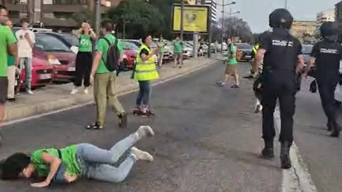 Los sindicatos se encierran en la Conselleria de Educación valenciana a la espera de una respuesta y denuncian cargas policiales en los manifestantes