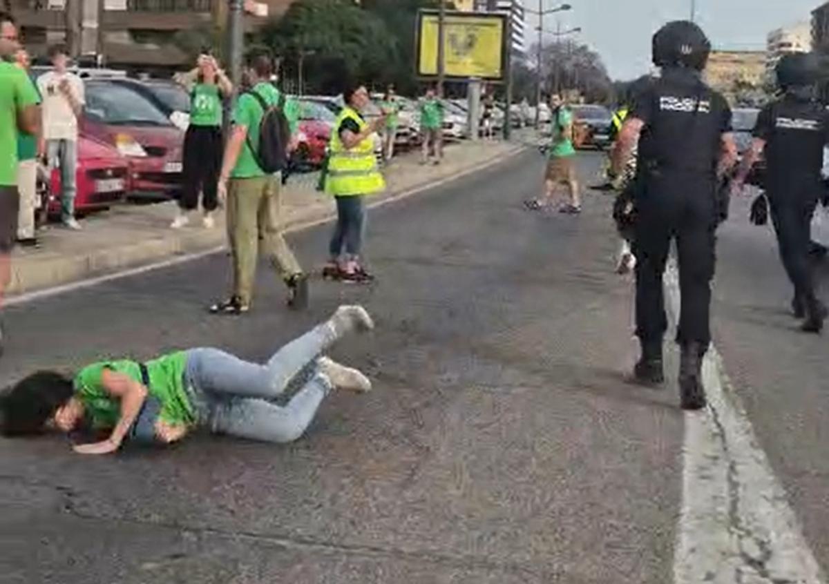 La Policia inicia el procés per obrir expedient disciplinari a l’agent que va agredir la docent a València