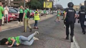 La Policia inicia el procés per obrir expedient disciplinari a l’agent que va agredir la docent a València