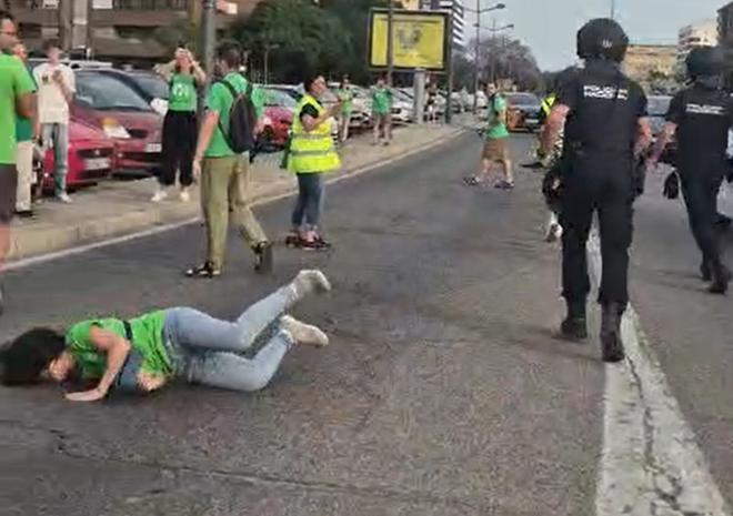 Los sindicatos se encierran en la conselleria de Educación valenciana a la espera de una respuesta y denuncian cargas policiales en los manifestantes