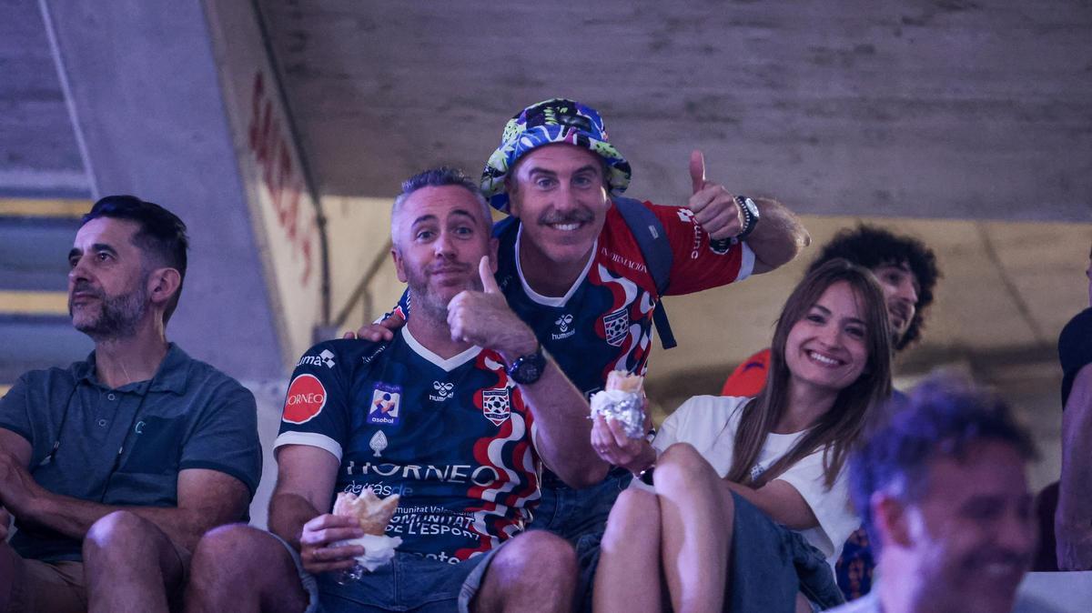 Aficionados del Horneo reponen fuerzas durante el descanso.