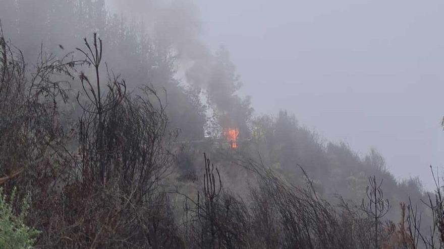 Se prende fuego un coche en plena carretera de acceso al Teide