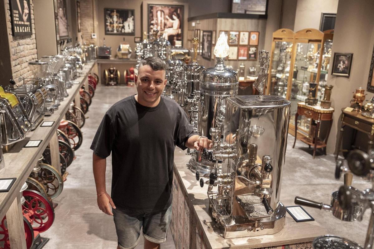 Fabio Panasiti, hijo del coleccionista Giuseppe Panasiti, en el Museo del café, que reúne más de 2.000 piezas, 1.200 libros de café y 100 máquinas históricas. Barcelona, 31 de agosto de 2026. Fotografía de Ferran Nadeu