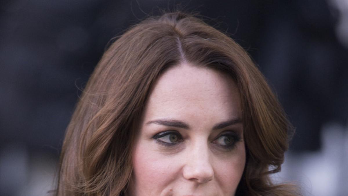 Detalle del look de Kate Middleton con traje de Alexander McQueen