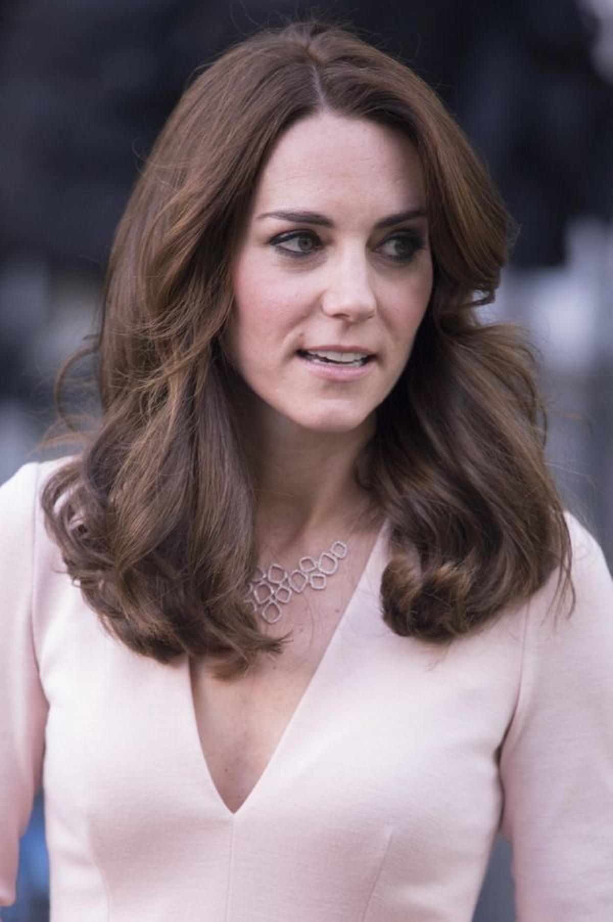 Detalle del look de Kate Middleton con traje de Alexander McQueen