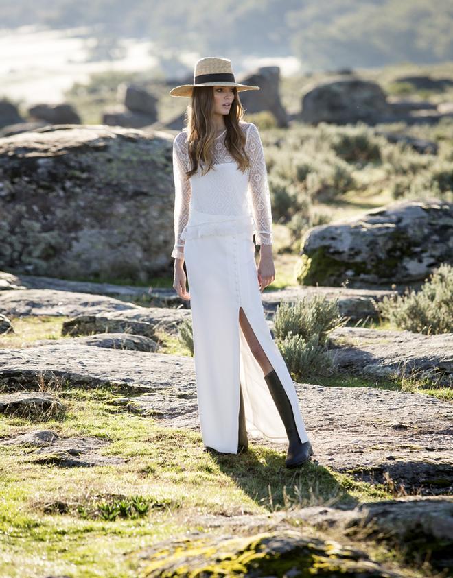 18 vestidos boho chic: los sombreros son otro complemento ideal para las novias boho