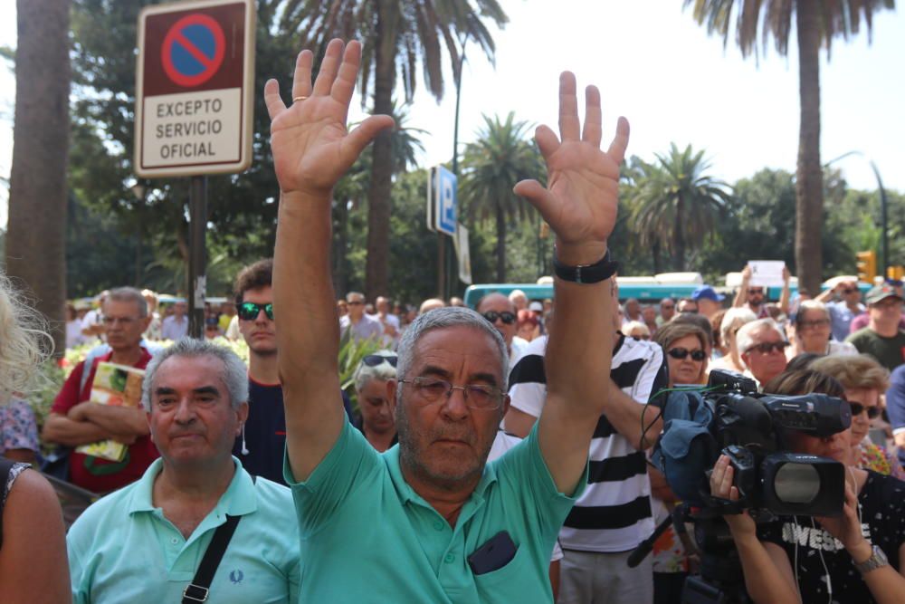 Los representantes políticos han guardado tres minutos de silencio en homenaje a las víctimas del atentado de Barcelona