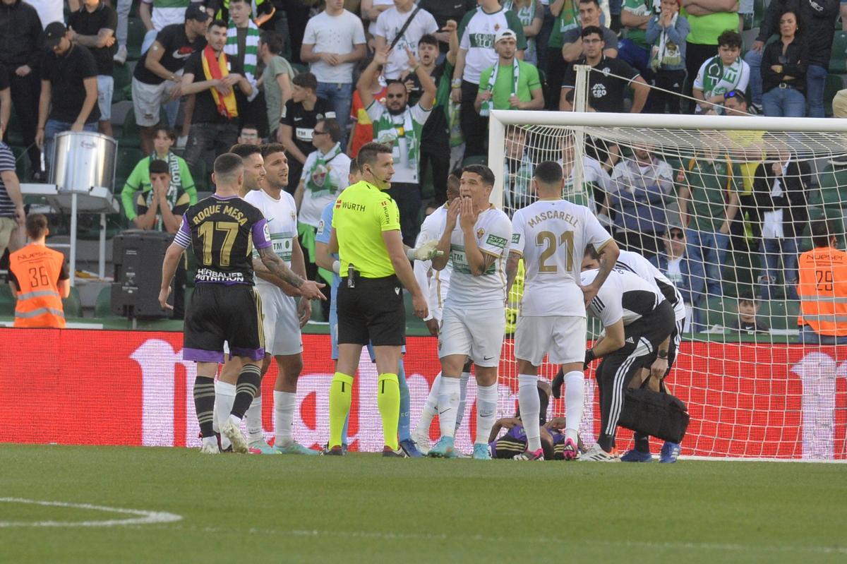 Roco y Magallán protestan al árbitro, durante el partido del pasado sábado frente al Valladolid