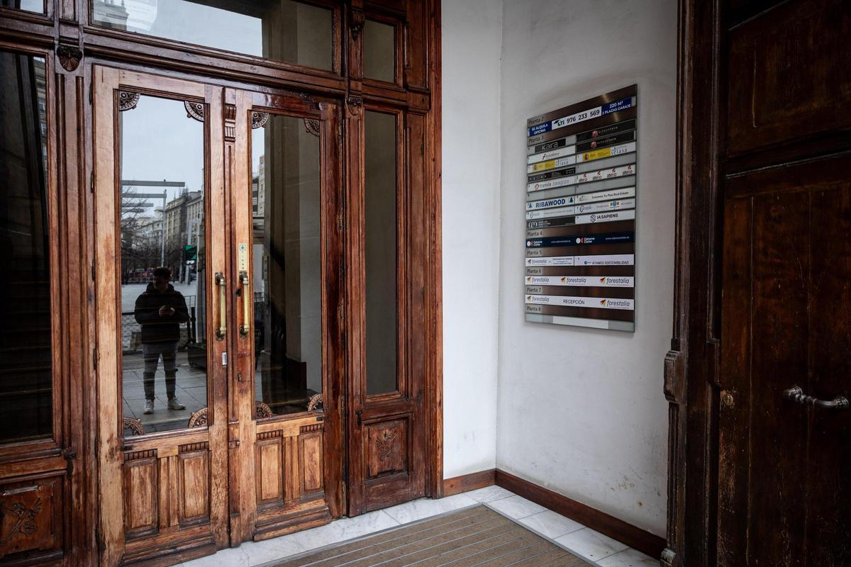 En imágenes | La Guardia Civil registra la sede de Forestalia en Zaragoza y el domicilio de Fernando Samper por el clúster del Maestrazgo