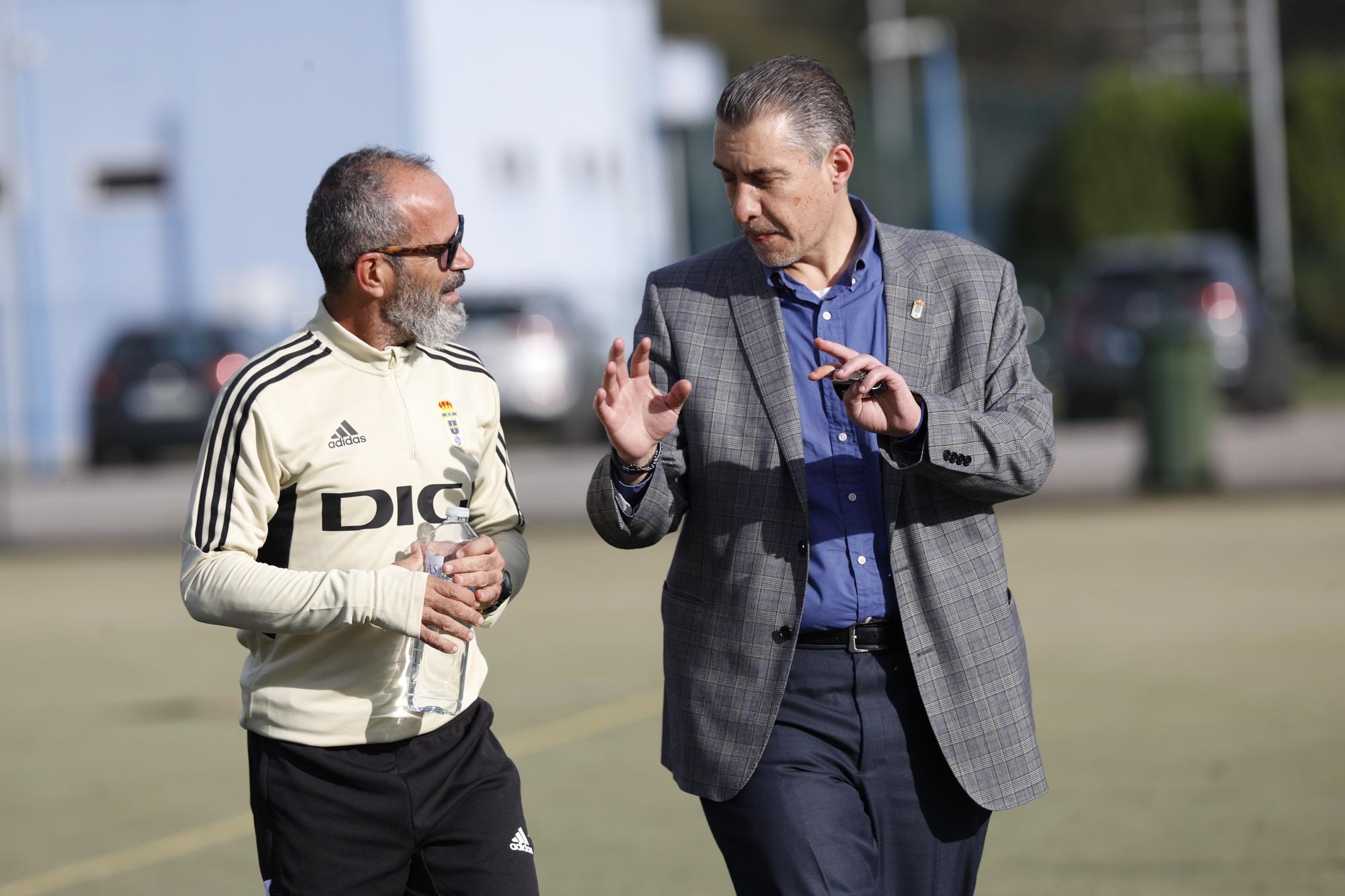 EN IMÁGNES: Martín Peláez charla con Álvaro Cervera en su primera sesión como entrenador del Real Oviedo