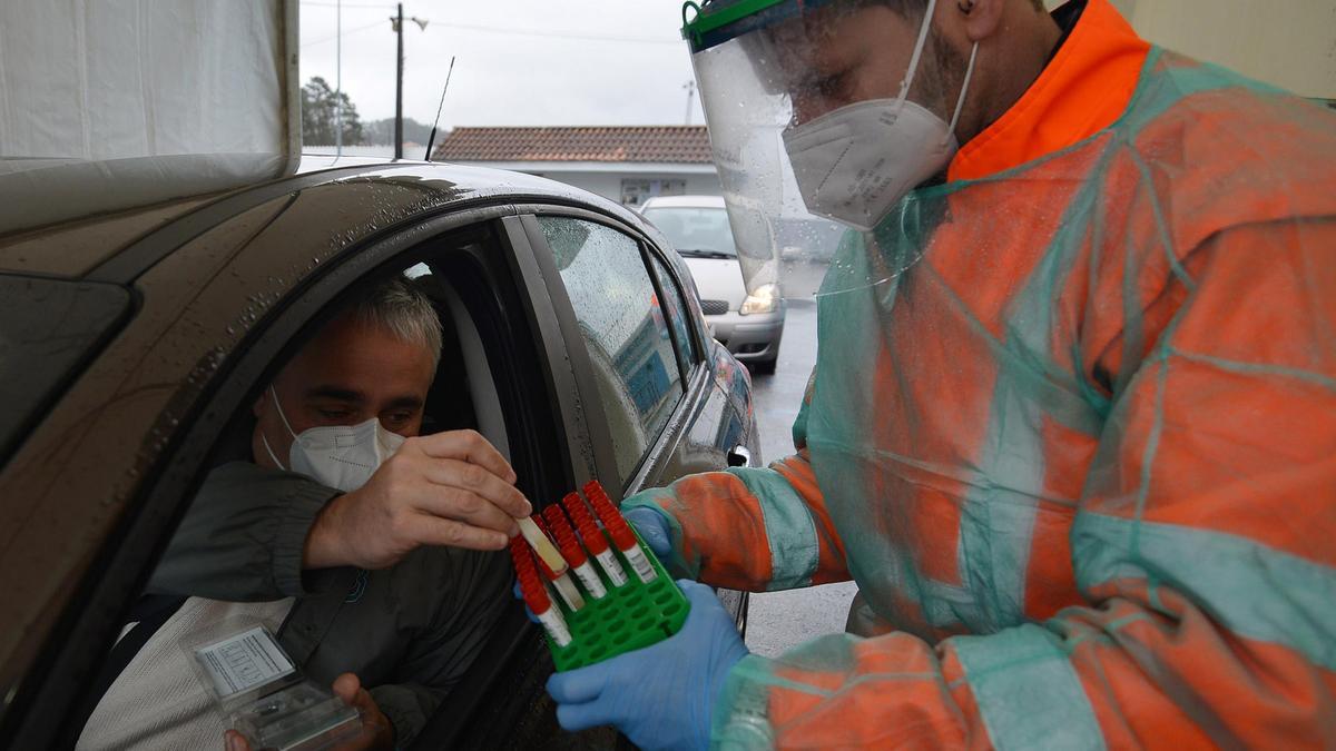 Un sanitario recogiendo una muestra de saliva en el cribado efectuado en Poio.