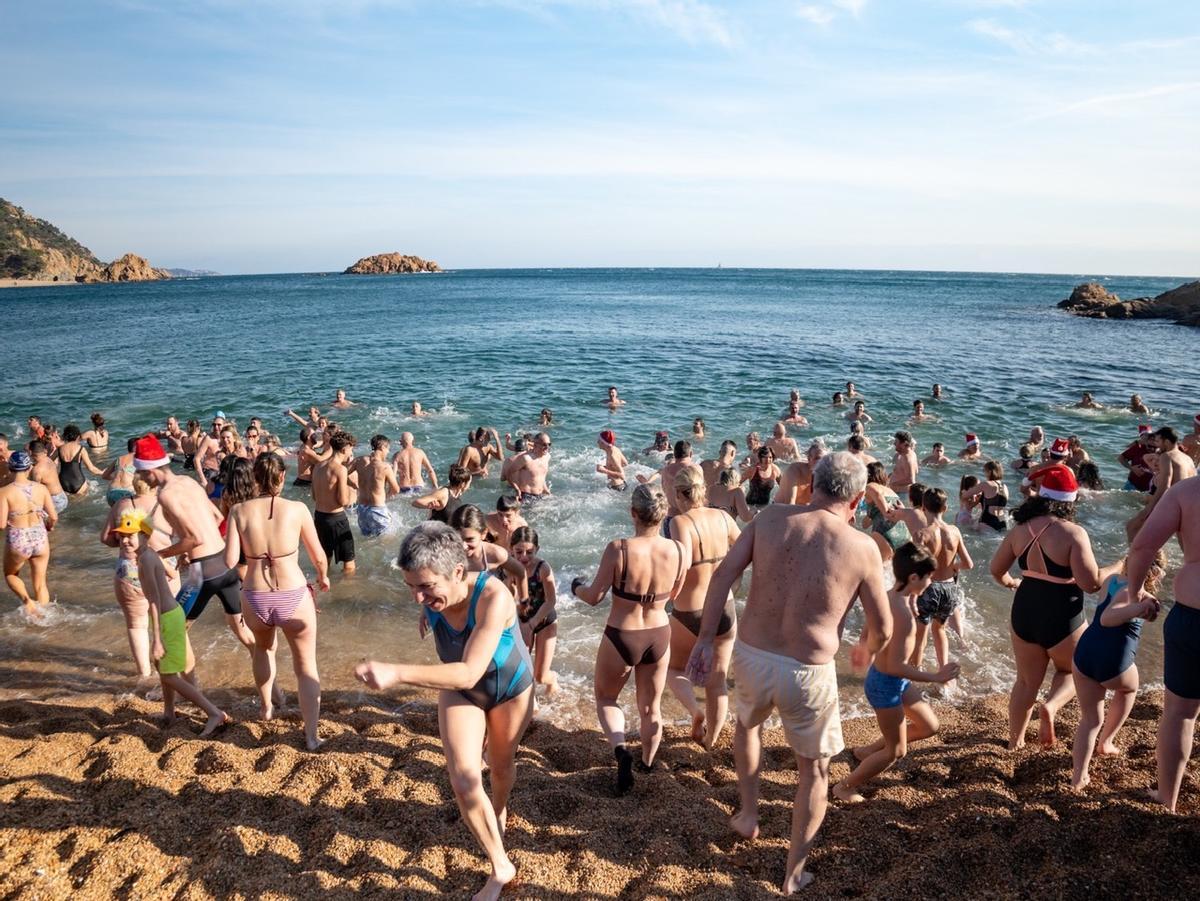 Les imatges del primer bany de l'any a Tossa de Mar