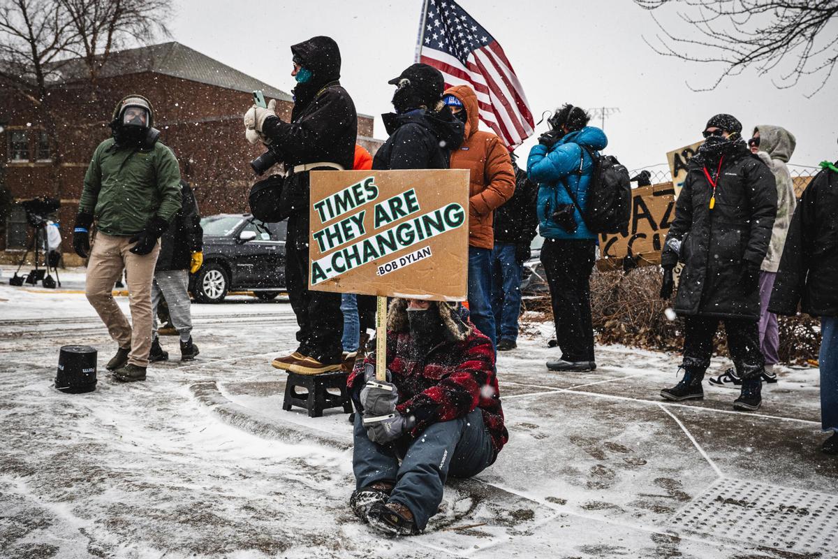 Varios manifestantes protestan en Minnesota ante las actuaciones del ICE.