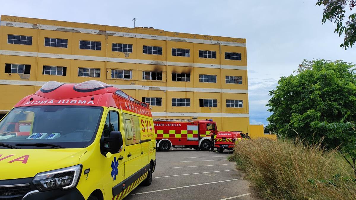 Alarma por un incendio en la antigua sede de la empresa Serratins en Castelló