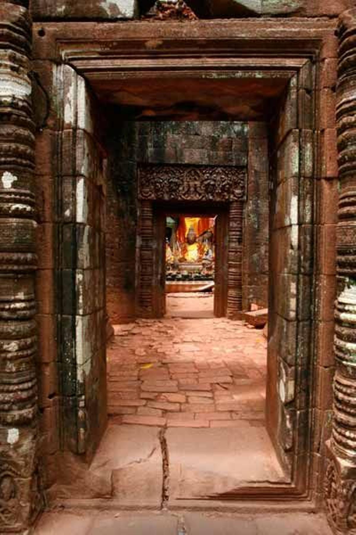 Pasillo de uno de los edificios principales del templo budosta de Wat Phu.