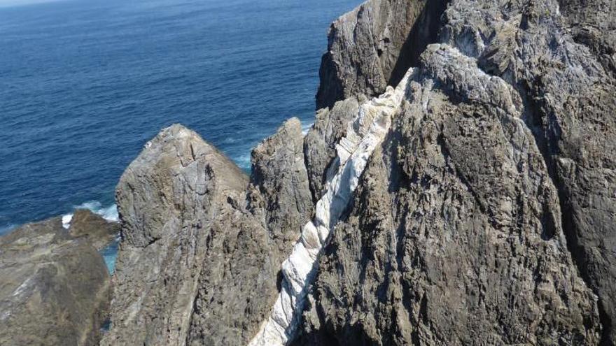 Acantilado de Seixo Branco con la veta blanca de pórfido granítico, semejante al cuarzo.