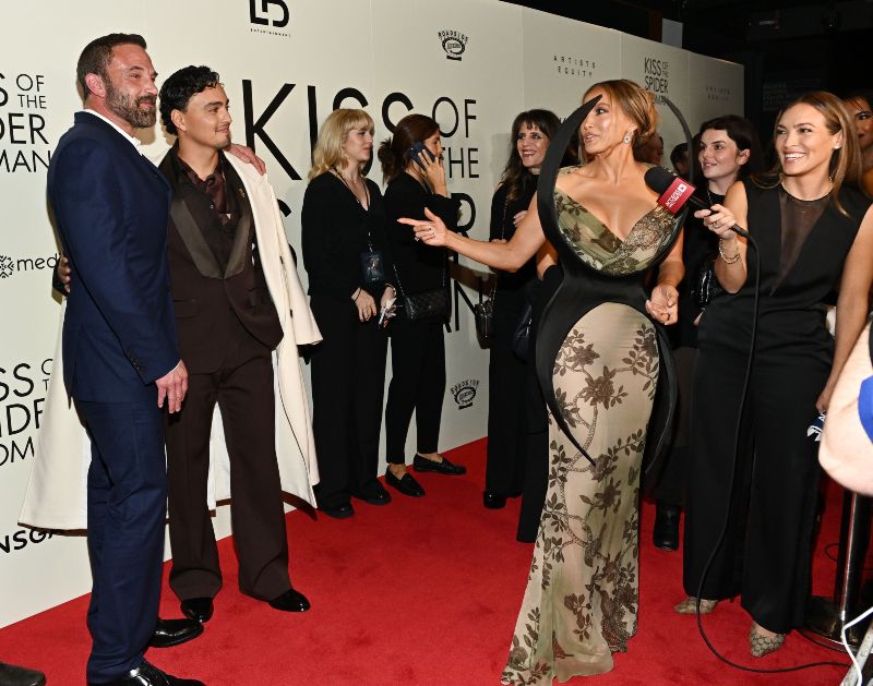 Ben Affleck, Tonatiuh y Jennifer Lopez 'en la premiere de Kiss of the Spider Woman'