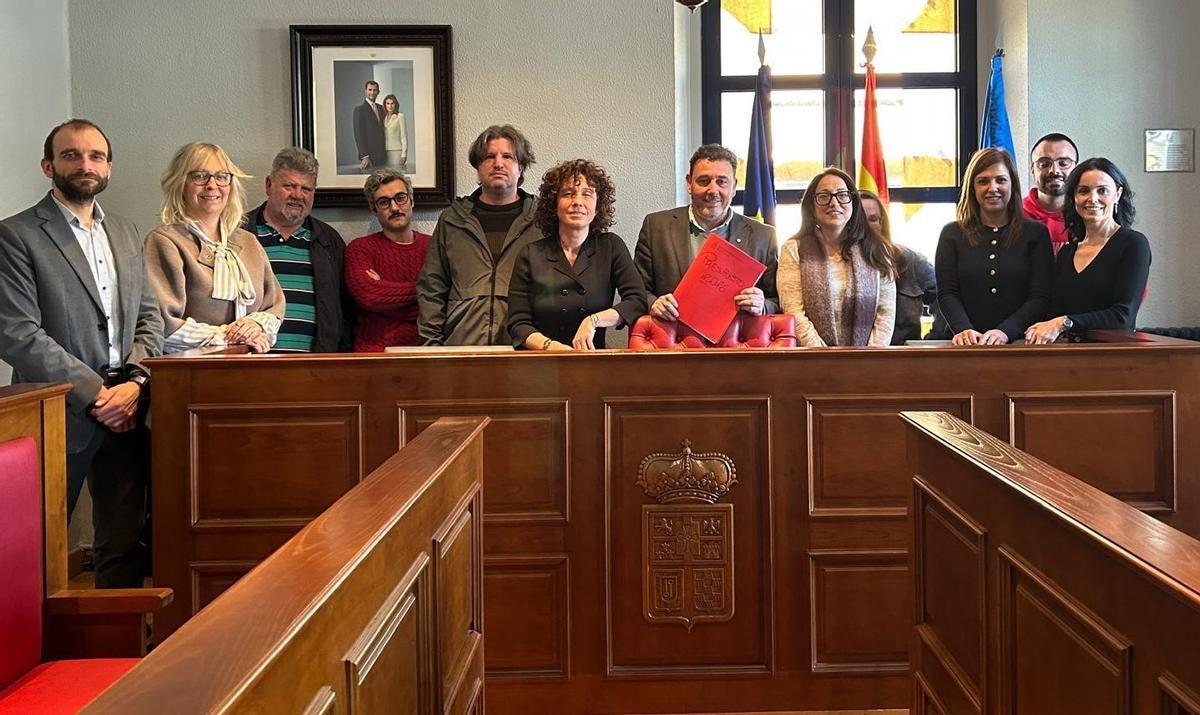 El gobierno local de Laviana, con concejales del PSOE e IU, en el Ayuntamiento.