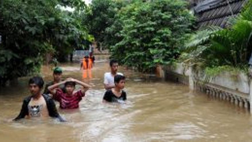 Un tsunami causa al menos 108 muertos en el oeste de Indonesia