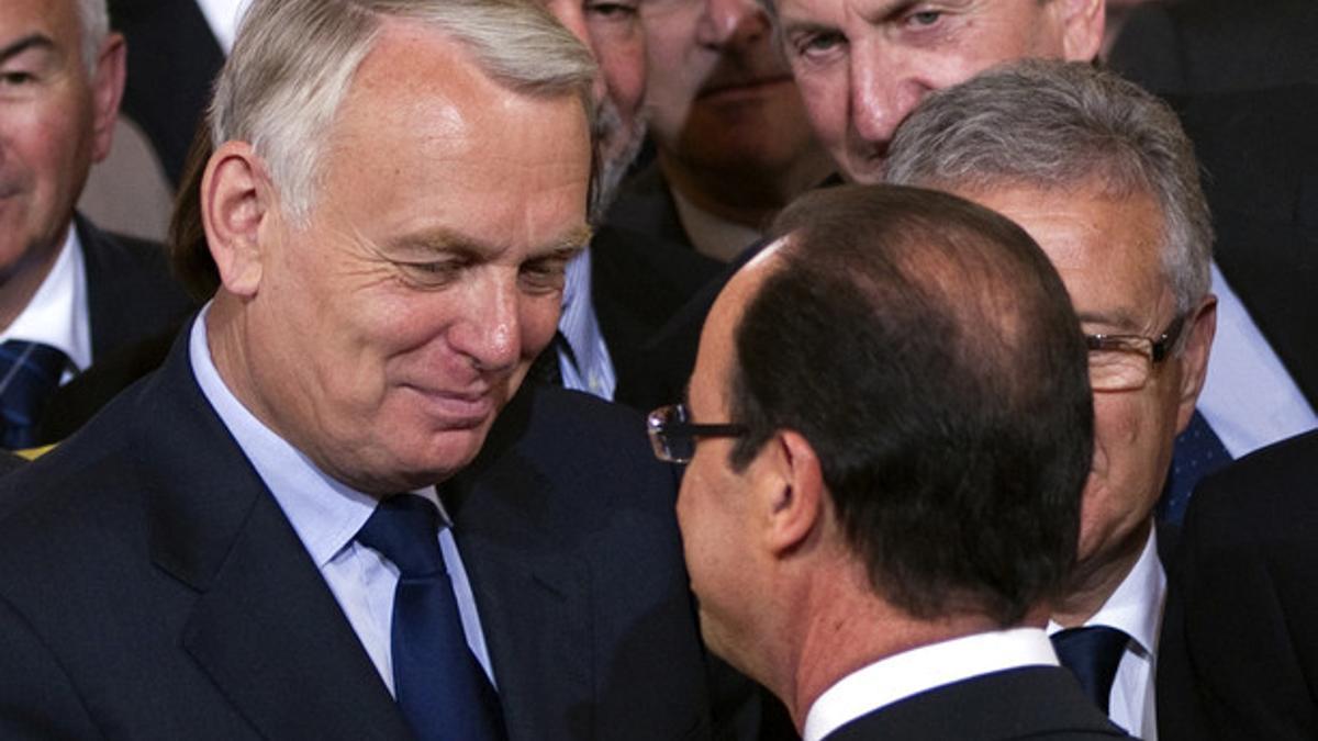 Jean-Marc Ayrault saluda a François Hollande en la ceremonia de traspaso de poderes en el palacio del Elíseo, este martes en París.