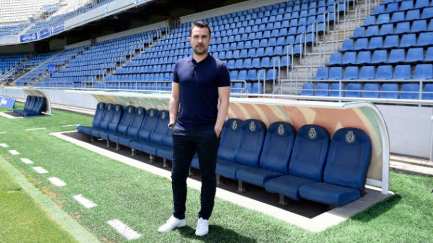 Aritz López Garai, nuevo entrenador del CD Tenerife, en el banquillo del Heliodoro Rodríguez López.