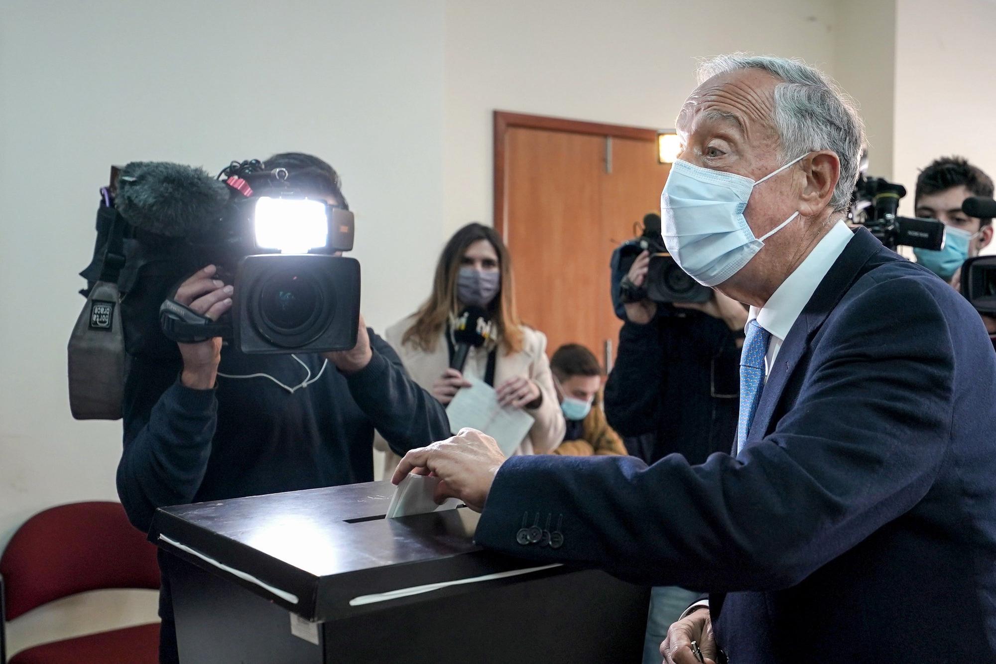 El presidente de la República de Portugal, Marcelo Rebelo de Sousa, vota en las elecciones legislativas que tienen lugar este domingo en su país.