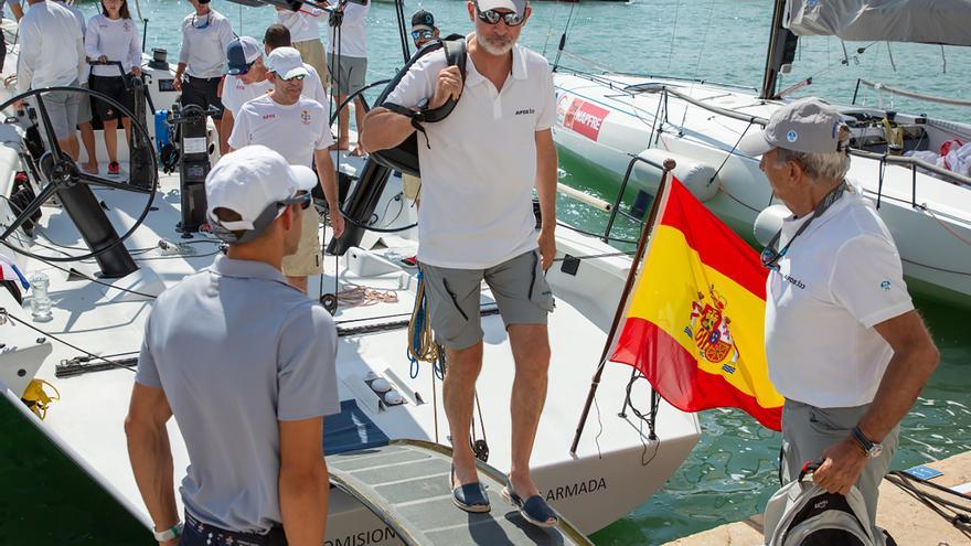 Felipe VI se pone al mando del Aifos 500 en la primera regata de la Copa del Rey