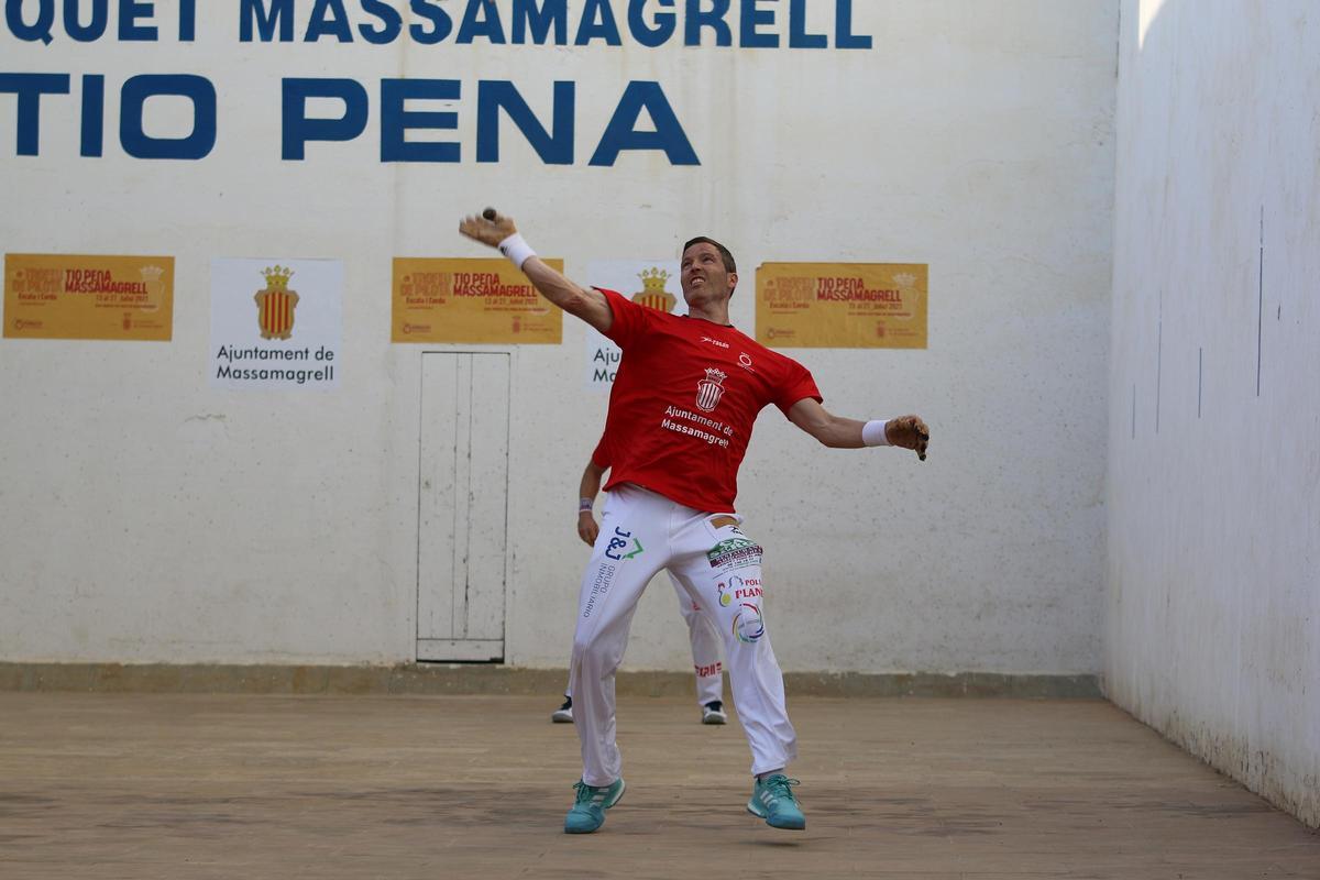 Salva, figura local, no podia faltar en la reobertura del Trinquet Tio Pena de Massamagrell.