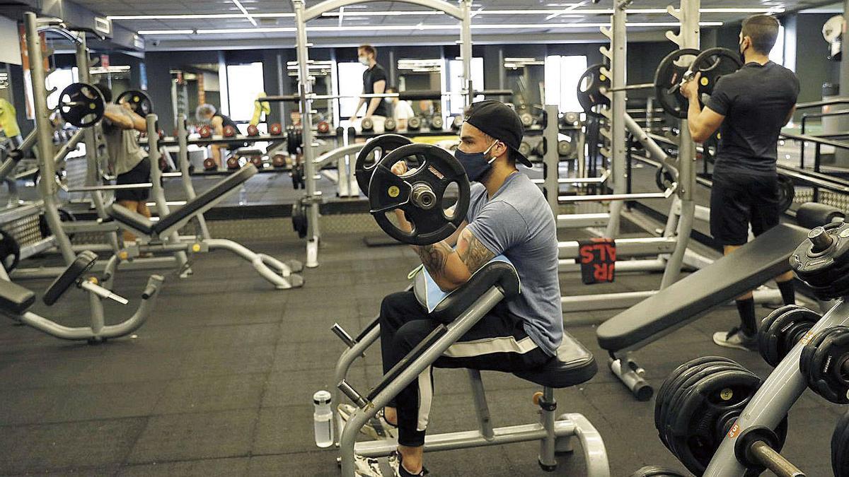 Usuarios del gimnasio Vivagym, en su reapertura, ayer. 