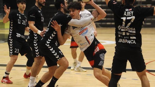 Mateo intenta penetrar en la defensa viguesa, ayer, en el Disiclín-Reconquista. | Bernabé/Javier Lalín