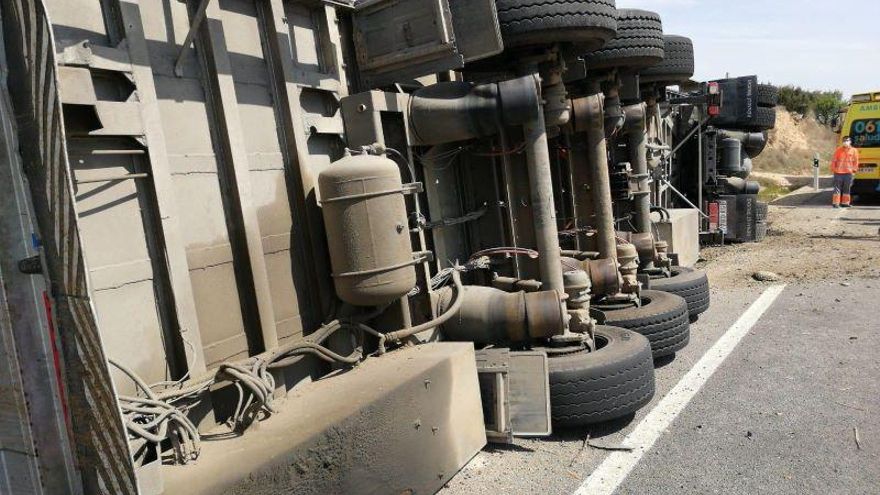 Muere el chófer de un camión de cerdos al volcar su vehículo