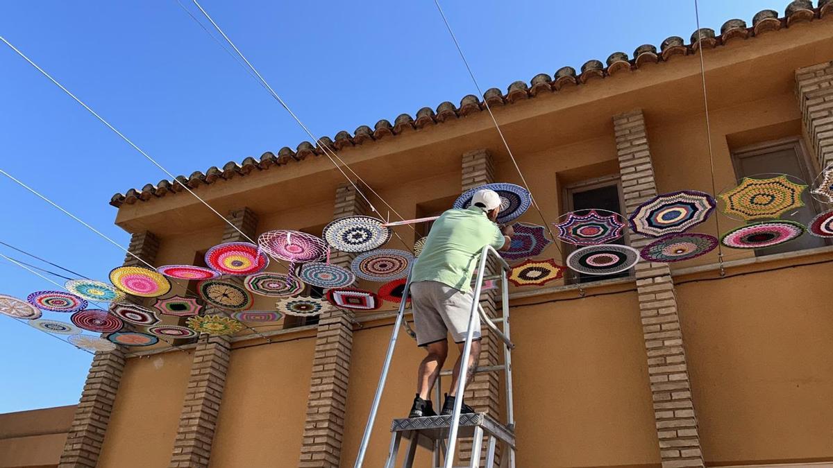 Los operarios municipales han ayudado con los discos metálicos de bastidor y con la instalación.