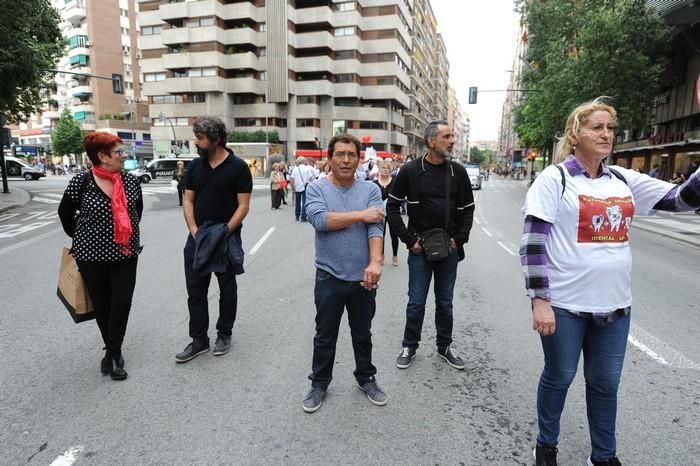 Manifestación de afectados por el cierre de iDenta