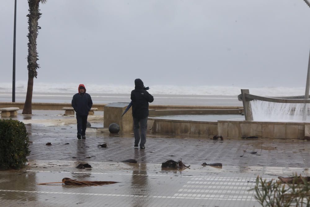 Efectos del temporal en la playa de la Malvarrosa.