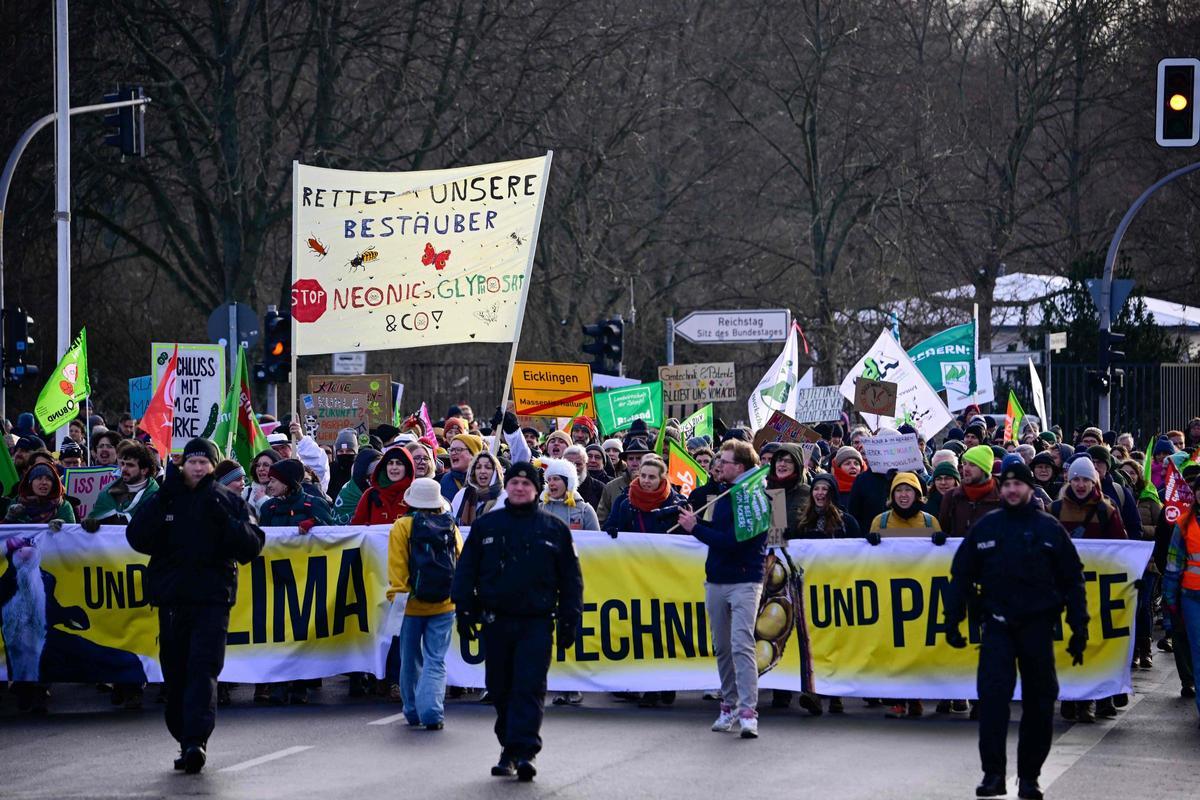 Agricultores con sus tractores conducen cerca del edificio del Reichstag durante una protesta bajo el título Estamos hartos de la industria agrícola contra la producción industrial de alimentos en Berlín, Alemania, el 20 de enero de 2024.