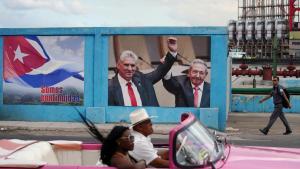 El presidente de Cuba, Miguel Díaz-Canel, y su predecesor, Raúl Castro, en un cartel en La Habana.