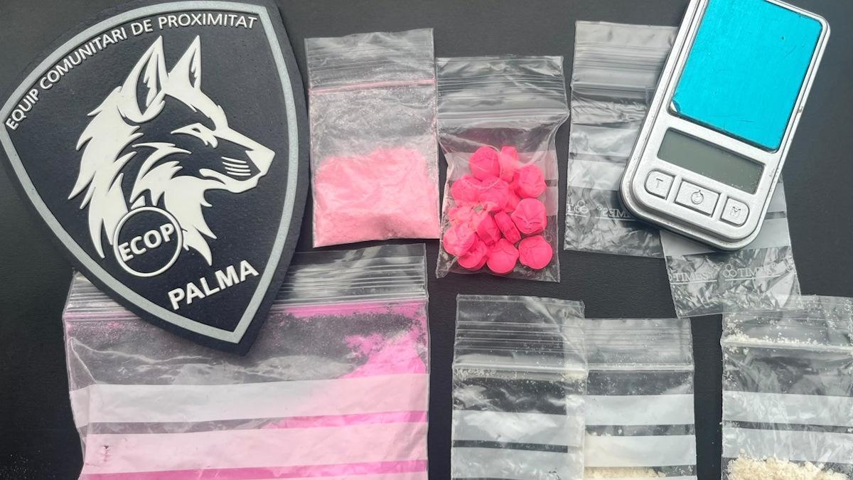 Drogas intervenidas a los dos traficantes que las pretendían vender a tres jóvenes en el aparcamiento del Portitxol.