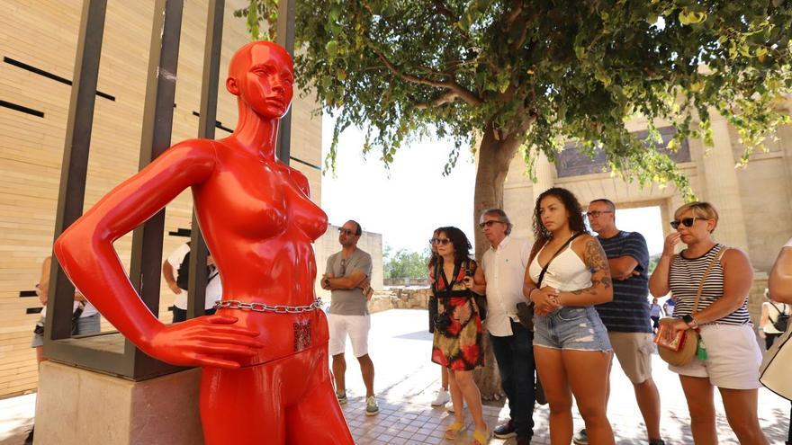 Maniquíes rojos en la calle para concienciar contra la trata de personas con fines sexuales