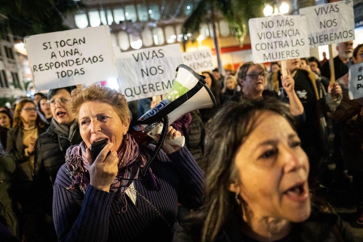 Mujeres durante una concentración por la violencia de género, en Santa Cruz de Tenerife.
